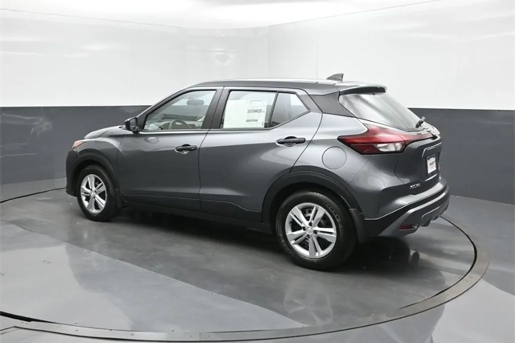 2025 Nissan Kicks Play S photo 1