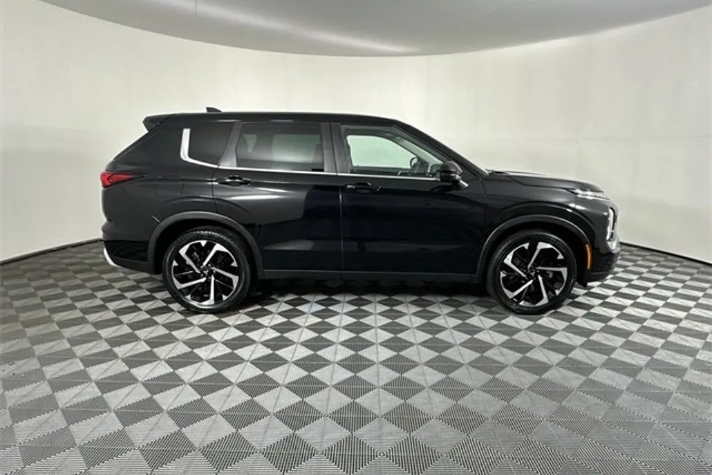2022 Mitsubishi Outlander SE Launch Edition photo 1