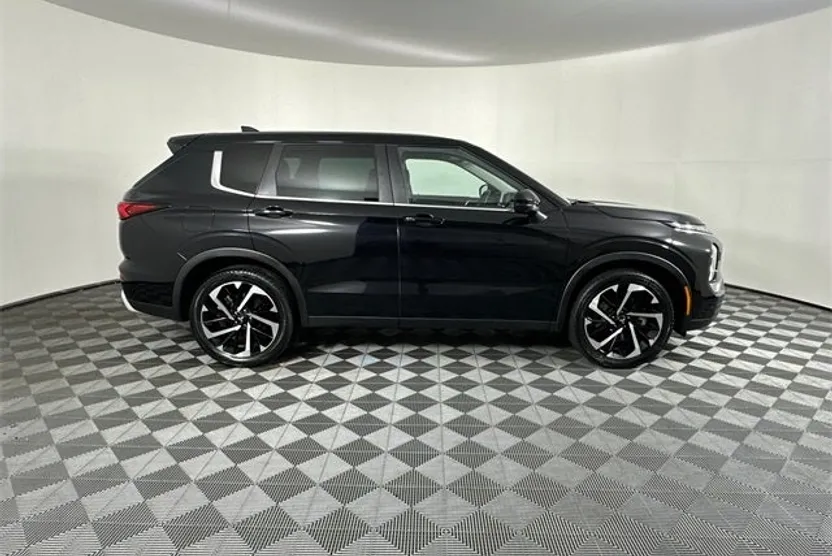 2022 Mitsubishi Outlander SE Launch Edition photo 1