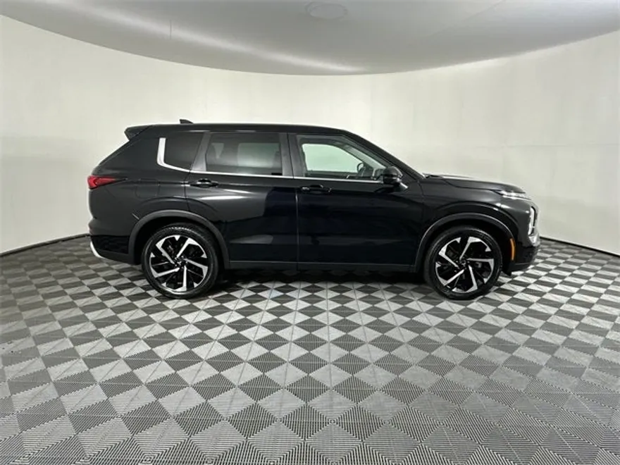 2022 Mitsubishi Outlander SE Launch Edition photo 1