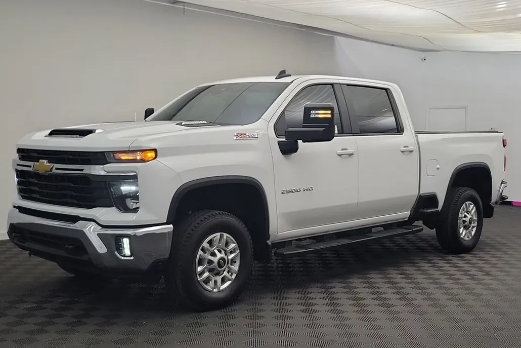 2024 Chevrolet Silverado 2500HD LT photo 1