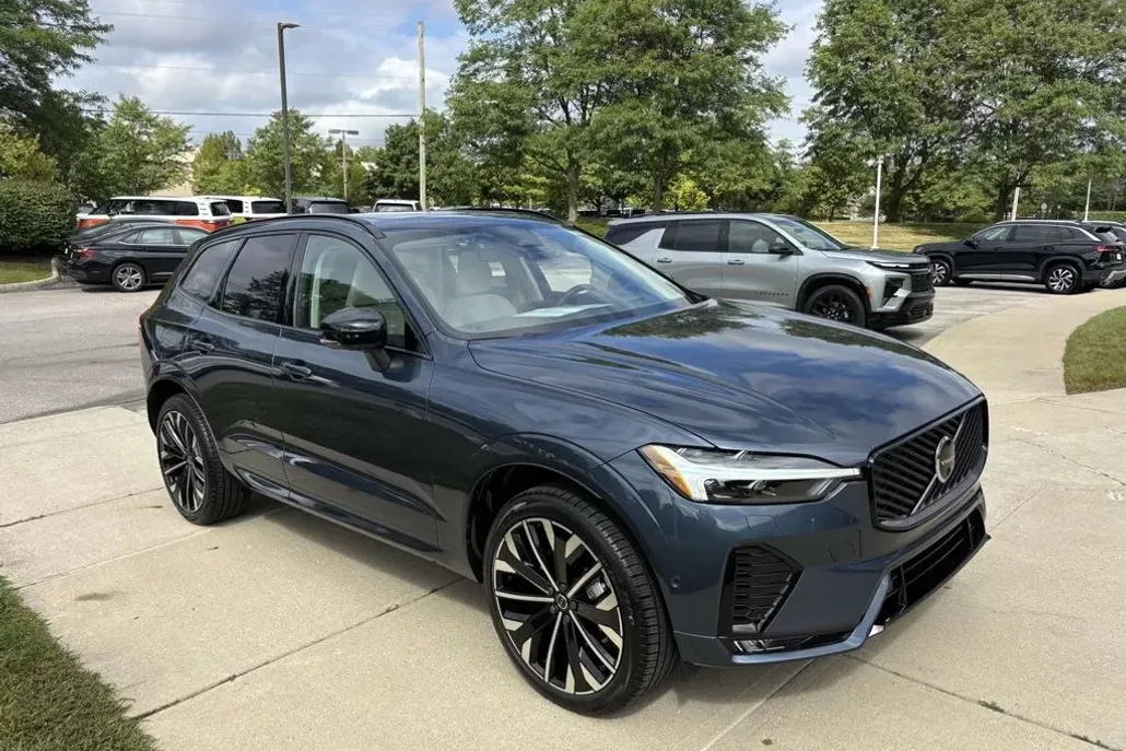 2026 Volvo XC60 B5 photo 1
