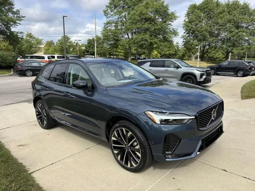 2026 Volvo XC60 B5 photo 1