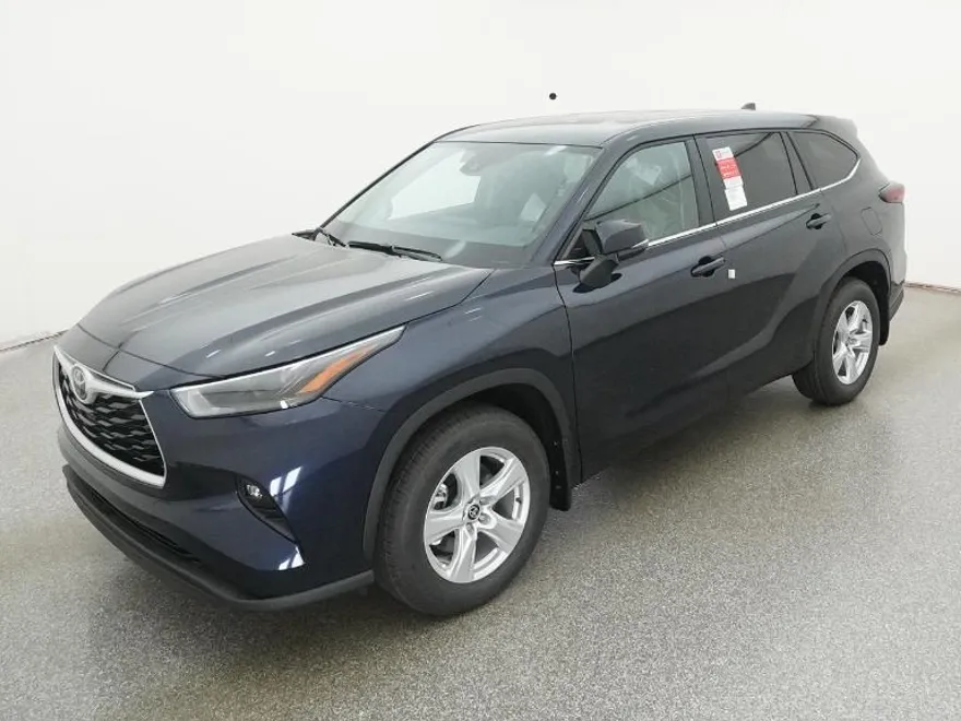 2025 Toyota Highlander LE photo 1