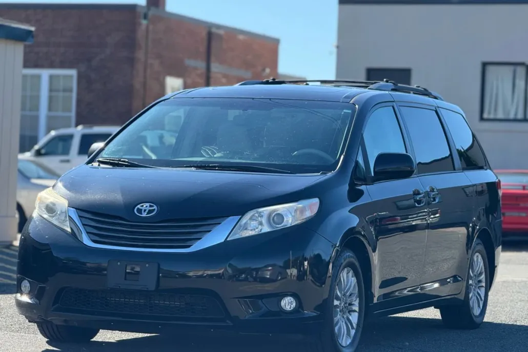 2011 Toyota Sienna XLE photo 1