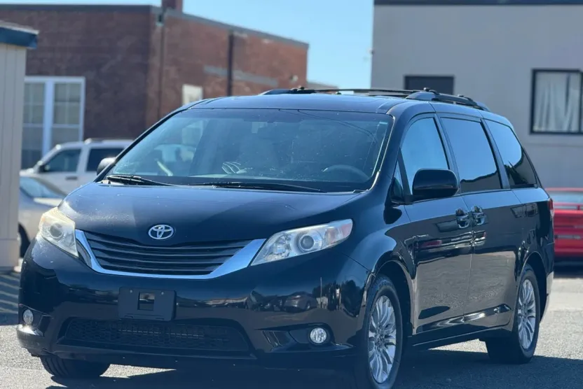 2011 Toyota Sienna XLE photo 1