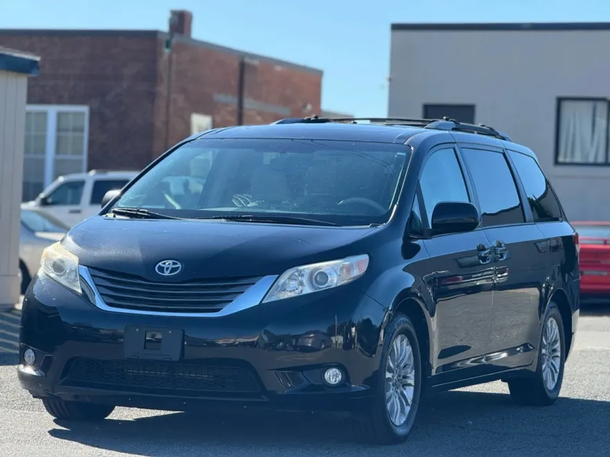 2011 Toyota Sienna XLE photo 1
