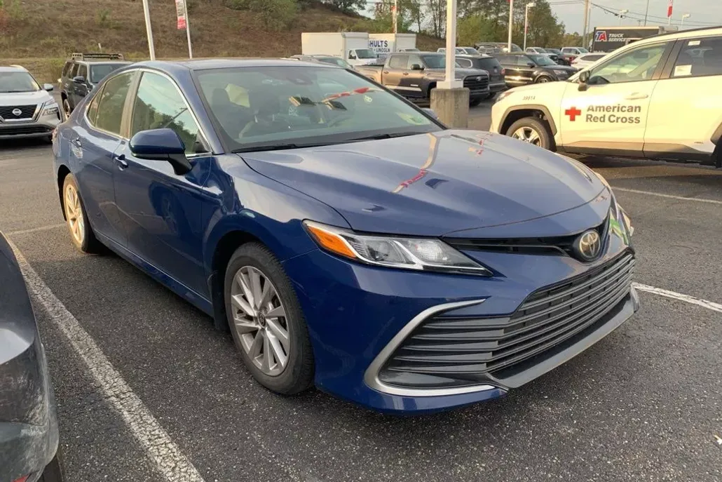 2023 Toyota Camry LE photo 1