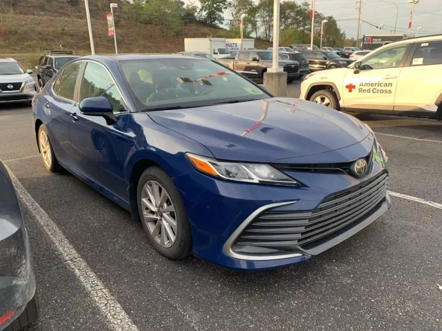 2023 Toyota Camry LE photo 1