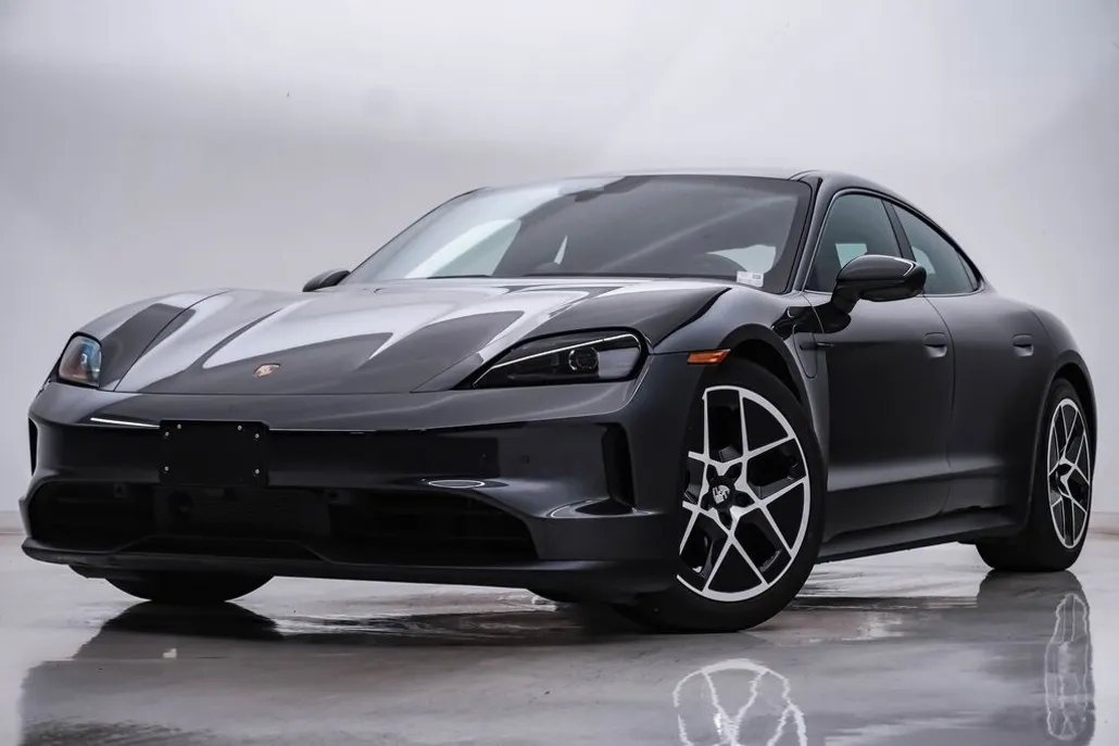 2025 Porsche Taycan photo 1
