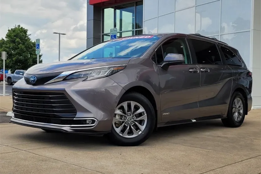 2021 Toyota Sienna XLE photo 1
