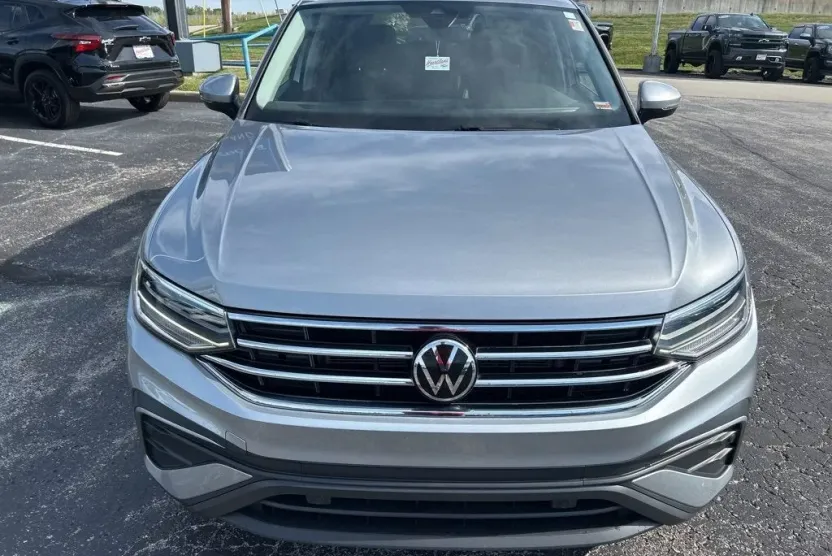 2023 Volkswagen Tiguan SE photo 1