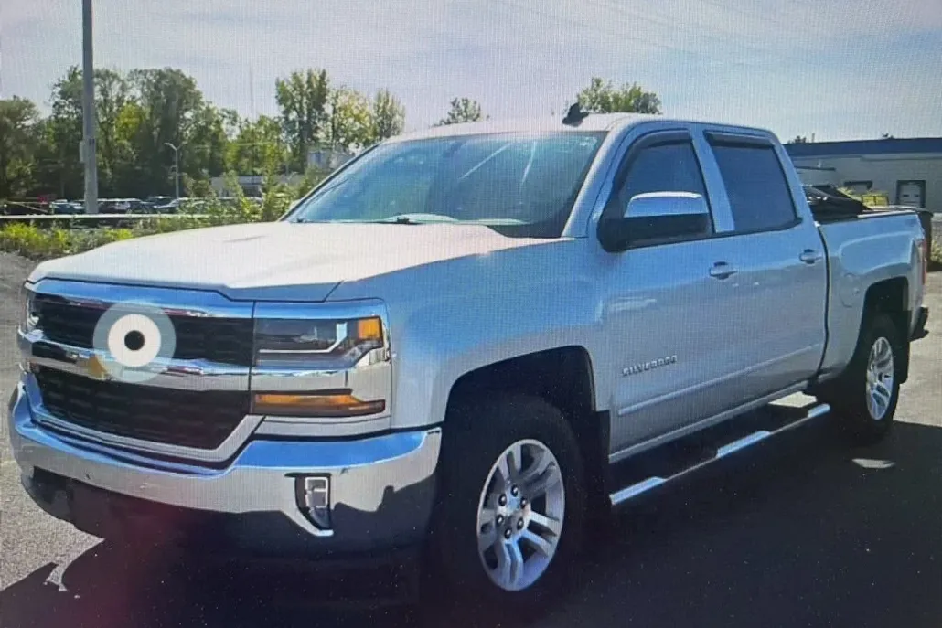 2018 Chevrolet Silverado LT photo 1