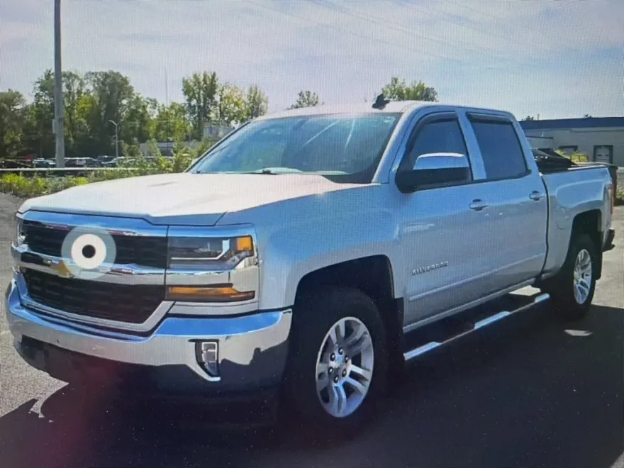 2018 Chevrolet Silverado LT photo 1