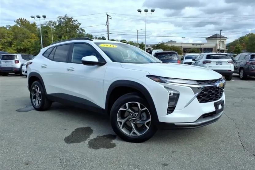 2024 Chevrolet Trax LT photo 1