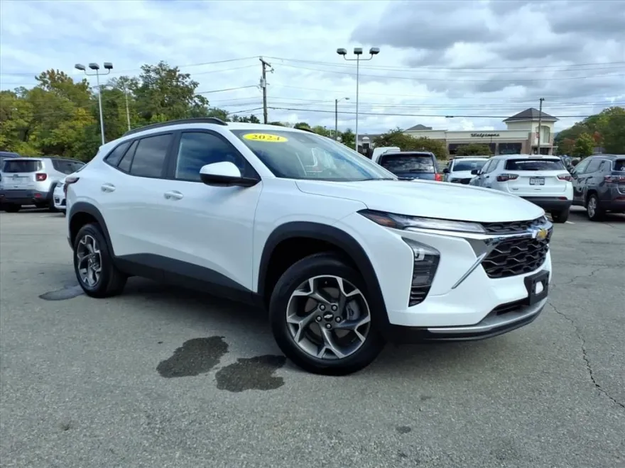 2024 Chevrolet Trax LT photo 1