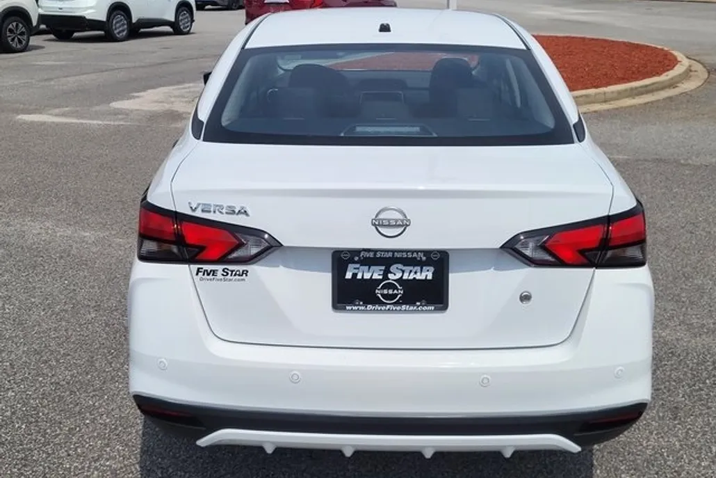 2025 Nissan Versa 1.6 S photo 1