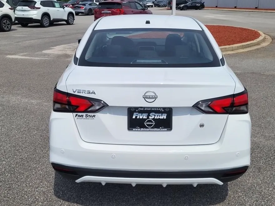 2025 Nissan Versa 1.6 S photo 1