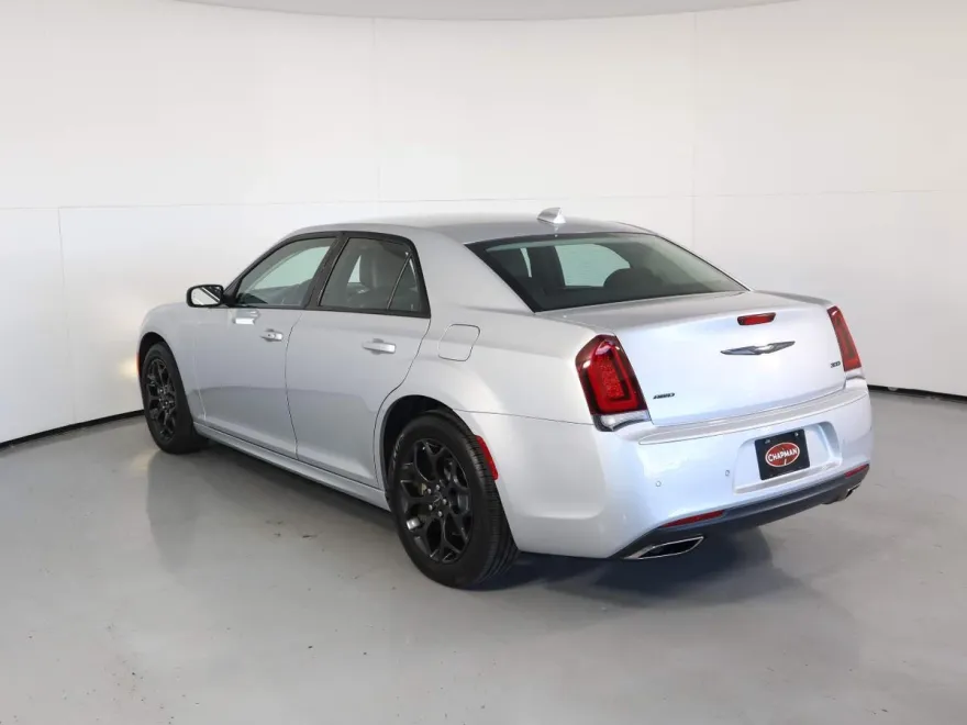 2022 Chrysler 300 Touring L photo 1