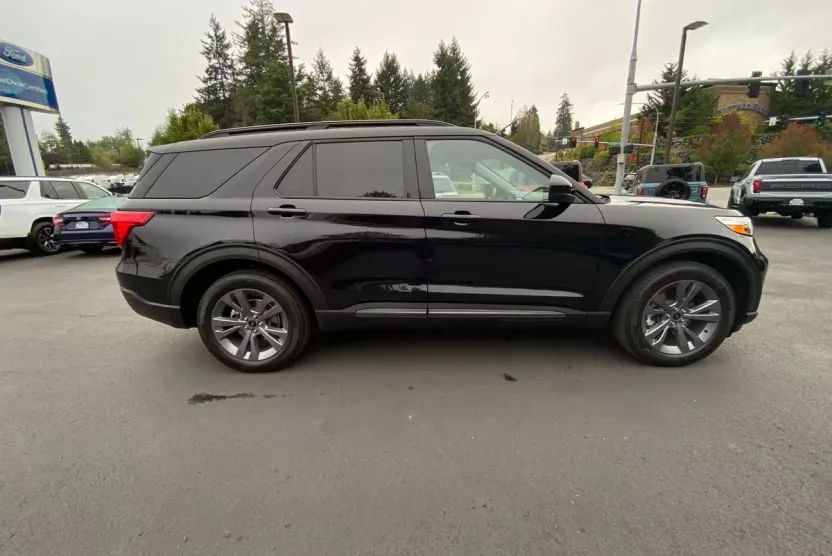 2022 Ford Explorer XLT photo 1