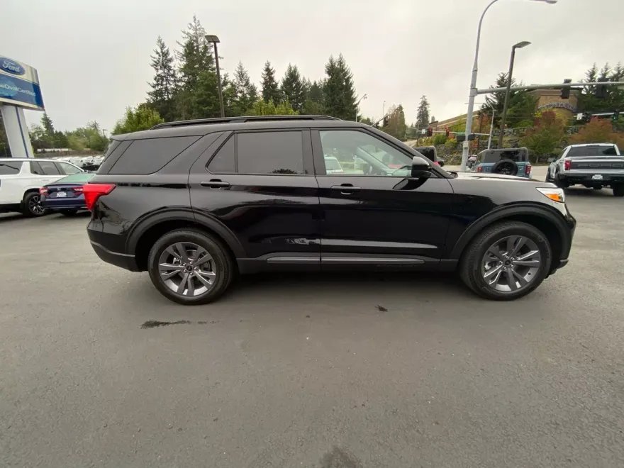 2022 Ford Explorer XLT photo 1