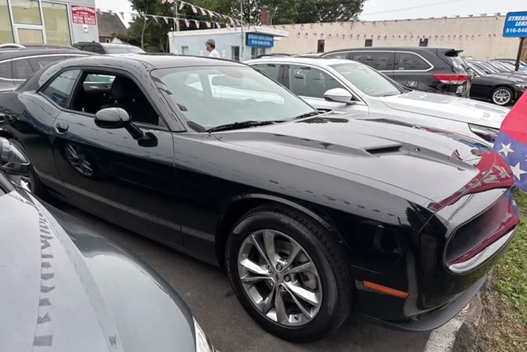 2023 Dodge Challenger SXT photo 1