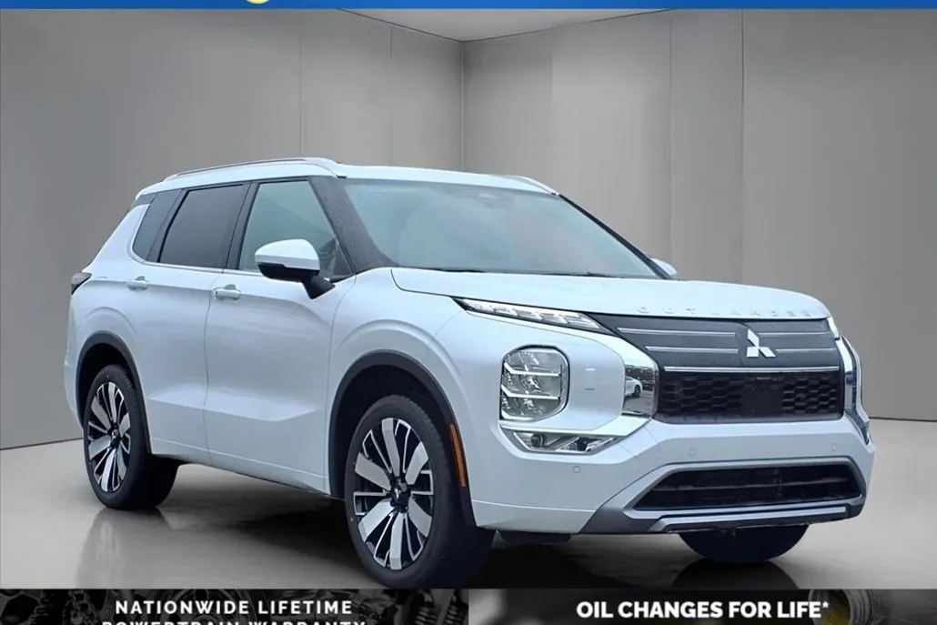 2025 Mitsubishi Outlander SEL photo 1