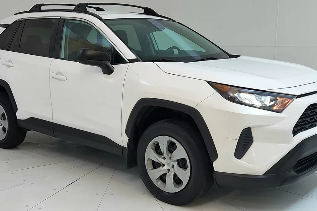 2020 Toyota RAV4 LE photo 1