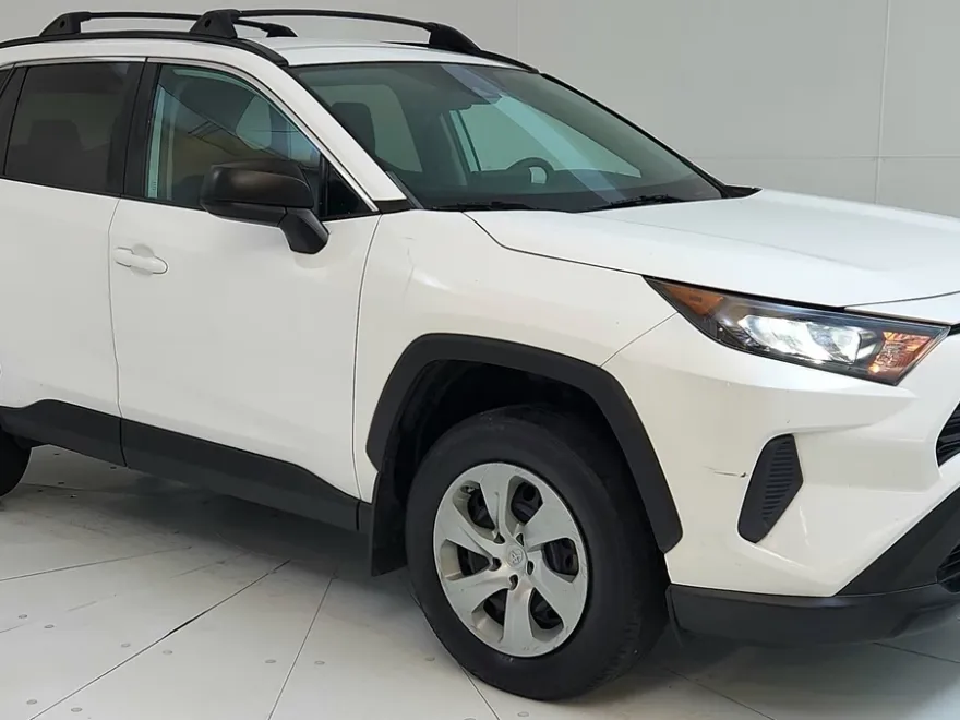 2020 Toyota RAV4 LE photo 1