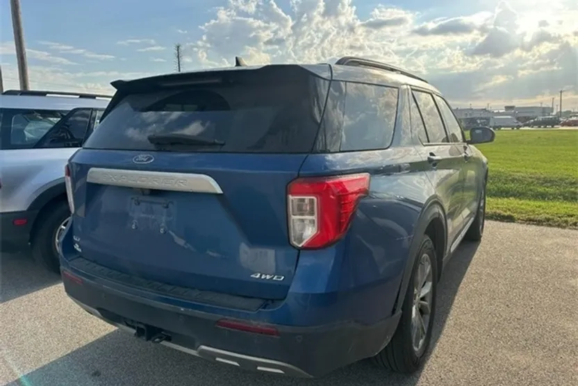 2021 Ford Explorer XLT photo 1