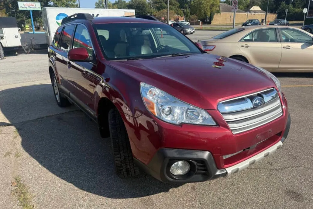 2013 Subaru Outback 2.5i Limited photo 1