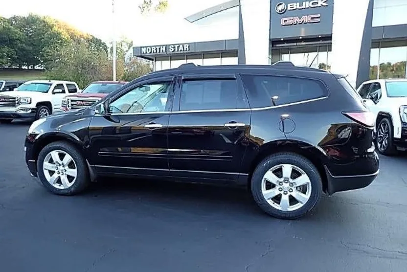 2017 Chevrolet Traverse 1LT photo 1