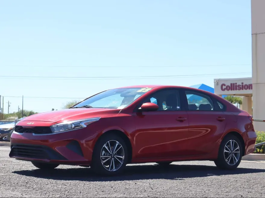 2023 Kia Forte LXS photo 1