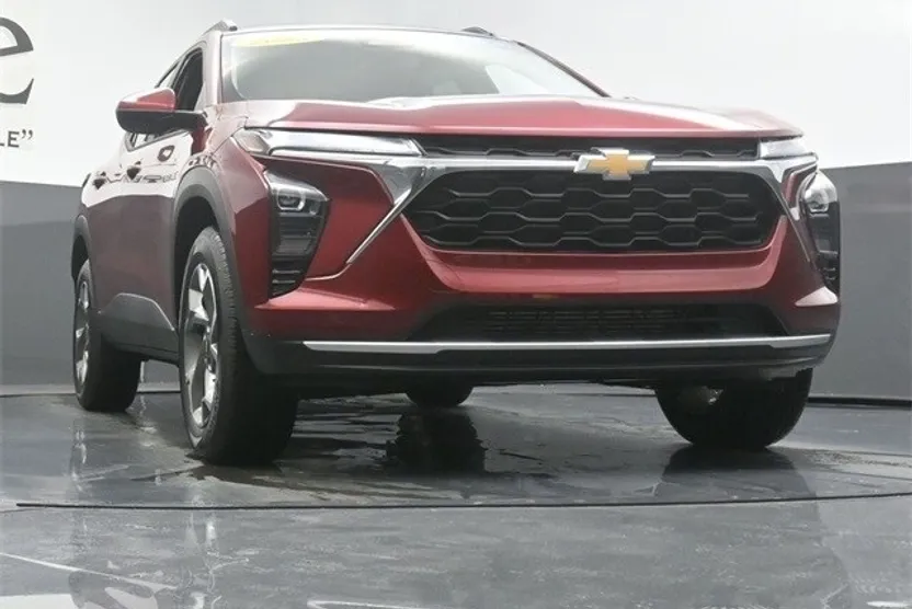 2025 Chevrolet Trax LT photo 1