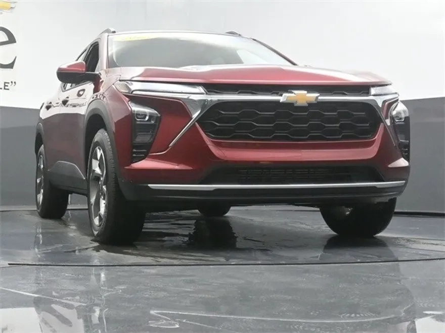 2025 Chevrolet Trax LT photo 1