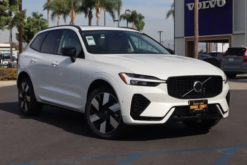 2025 Volvo XC60 Hybrid T8 Plus photo 1