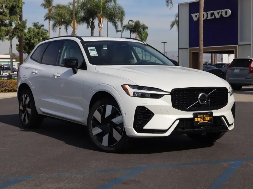 2025 Volvo XC60 Hybrid T8 Plus photo 1