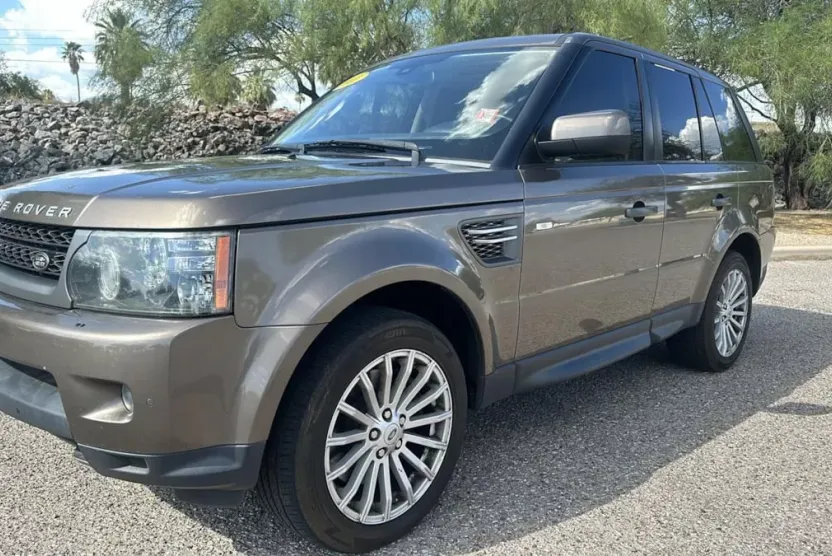2011 Land Rover Range Rover Sport HSE photo 1