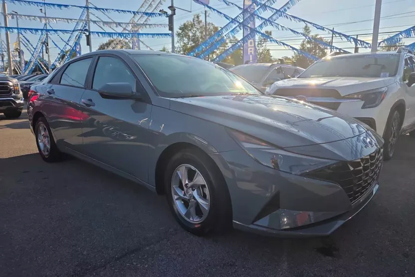 2022 Hyundai Elantra SE photo 1
