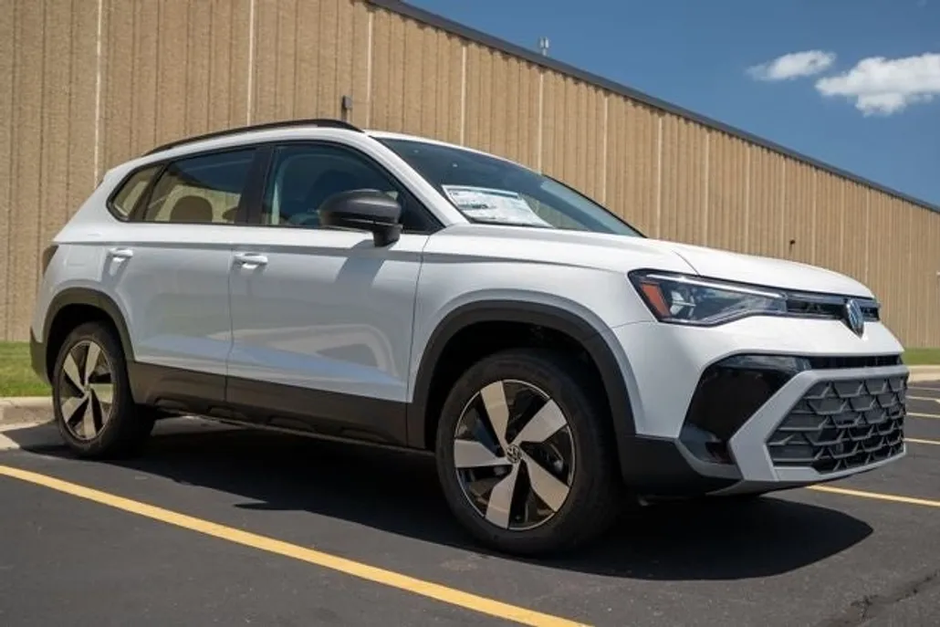 2025 Volkswagen Taos S photo 1