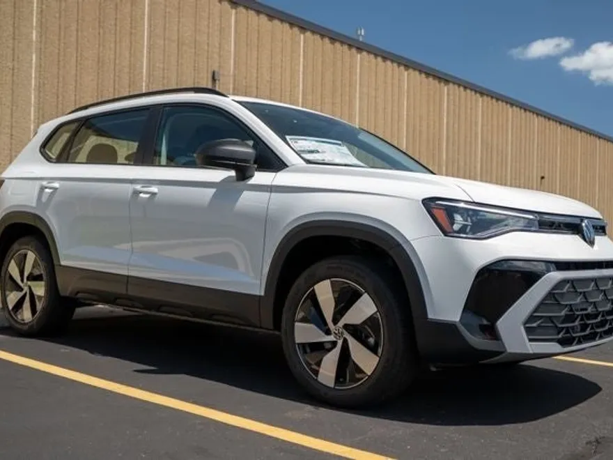 2025 Volkswagen Taos S photo 1