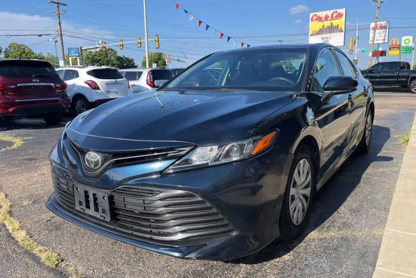 2018 Toyota Camry LE photo 1