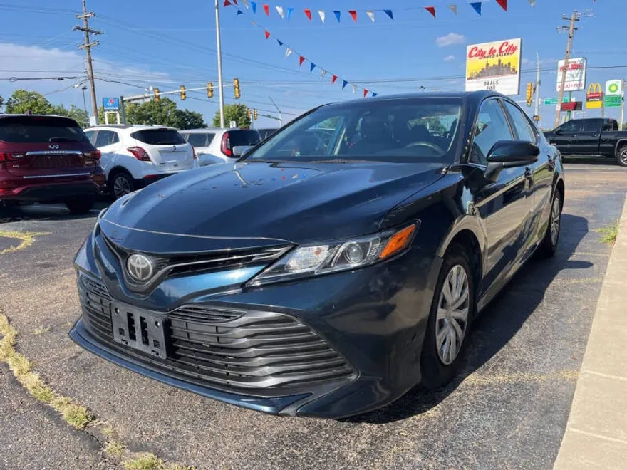 2018 Toyota Camry LE photo 1