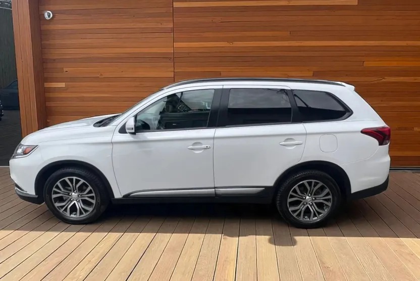 2016 Mitsubishi Outlander SEL photo 1