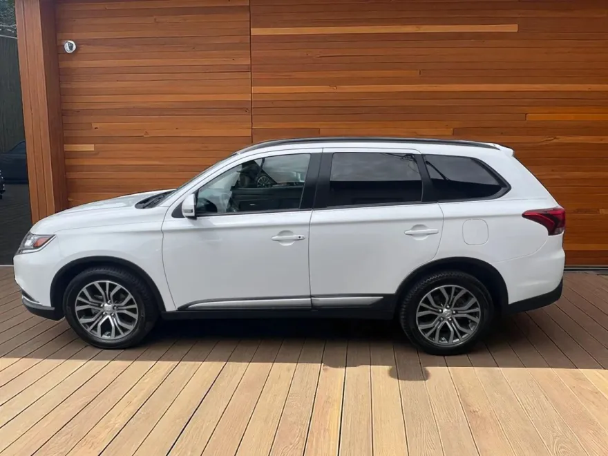 2016 Mitsubishi Outlander SEL photo 1