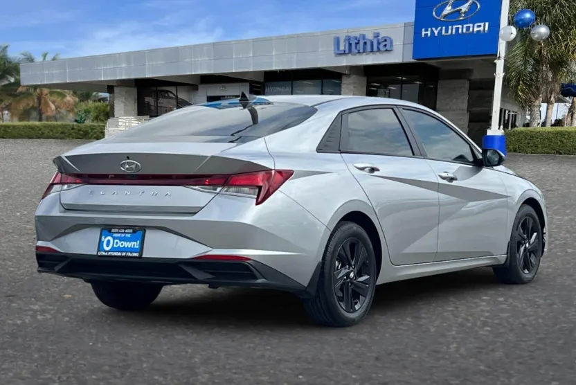 2021 Hyundai Elantra SEL photo 1