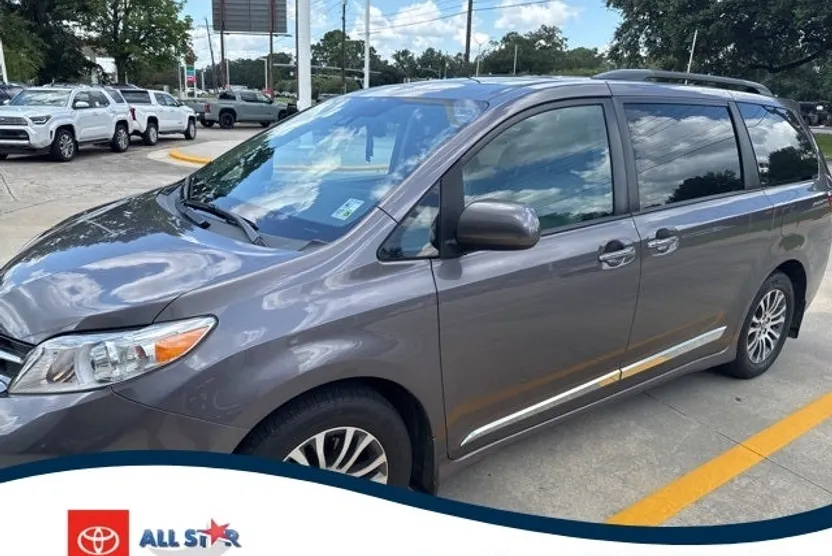 2020 Toyota Sienna XLE photo 1