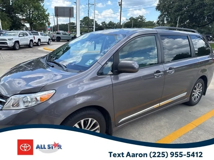 2020 Toyota Sienna XLE photo 1