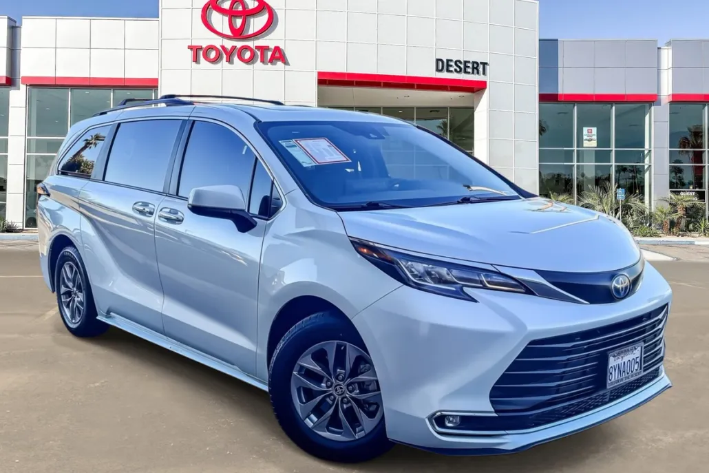 2022 Toyota Sienna XLE photo 1
