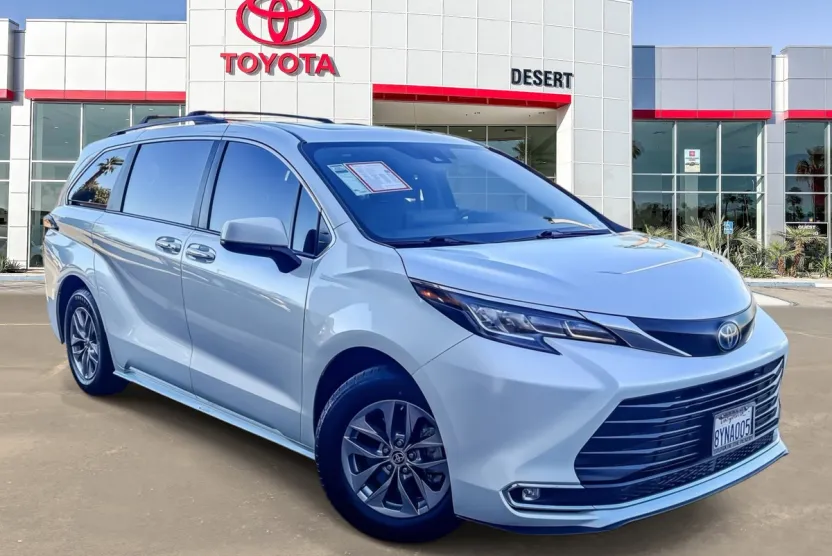 2022 Toyota Sienna XLE photo 1
